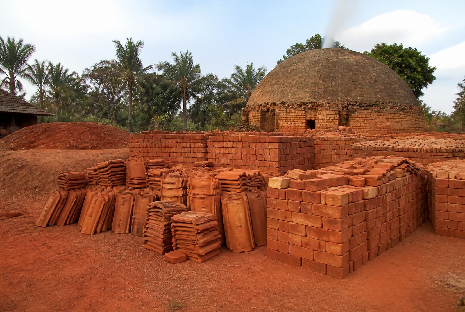 Briques et tuiles en terre cuite produites localement